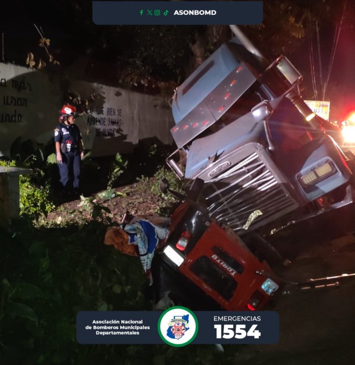 Autoridades lograron la identificación de las víctimas mortales del percance entre un tráiler y un tuc tuc en Suchitepéquez. Autoridades lograron la identificación de las víctimas mortales del percance entre un tráiler y un tuc tuc en Suchitepéquez.