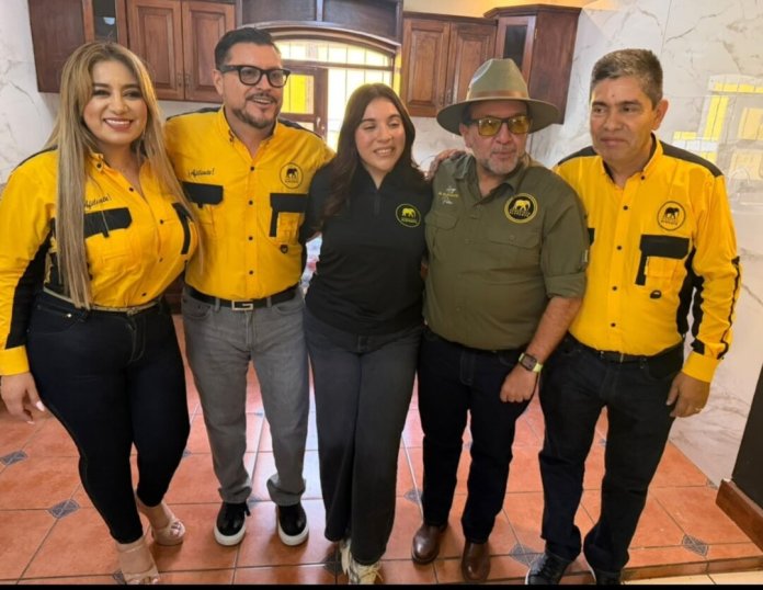 Comunidad Elefante, de Hugo Peña, acogió a los diputados de Vamos, Edmundo Lemus y Greicy de León. Foto La Hora: Comunidad Elefante