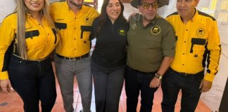 Vamos continúa desmoronándose: Elefante de Hugo Peña acoge a Edmundo Lemus y Greicy de León Comunidad Elefante, de Hugo Peña, acogió a los diputados de Vamos, Edmundo Lemus y Greicy de León. Foto La Hora: Comunidad Elefante