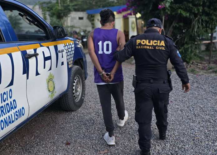 gentes de la PNC detuvieron a los dos hermanos tras una agresión con arma blanca registrada en Nueva Santa Rosa.