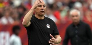 Hossam Hassan, técnico de Egipto, se desmaya tras pelea entre sus dos esposas en un hotel Hossam Hassan