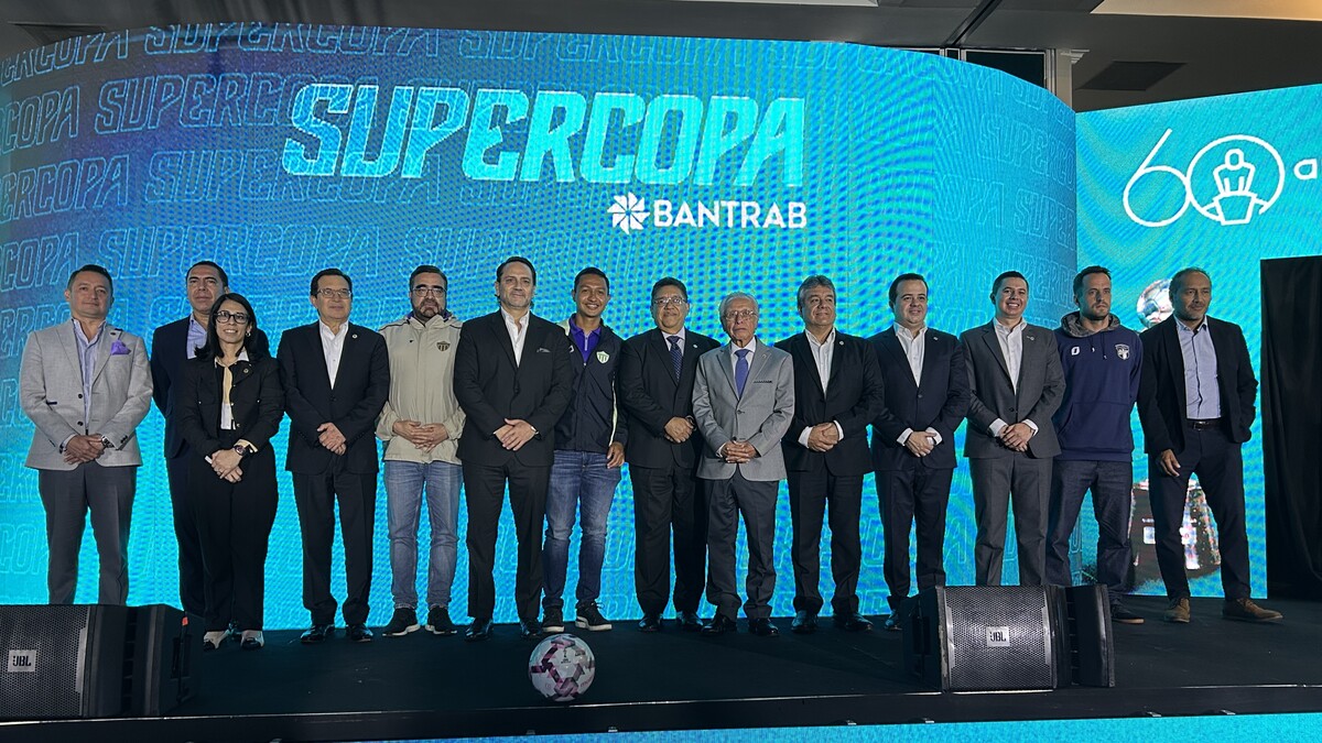 Durante el cierre de la primera edición de la Supercopa Bantrab se otorgaron premios y reconocimientos a los futbolistas guatemaltecos. Foto: La Hora/José Orozco.