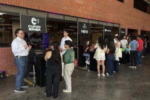 Estudiantes de la UVG presentando sus proyectos en cuatro estands de la InnovaCon.