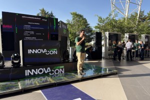 Presentación de InnovaCon en un estand tecnológico instalado en la Universidad del Valle de Guatemala.