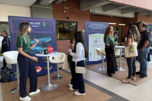 Estudiantes de Licenciatura en Química presentando su proyecto a familias en InnovaCon.