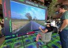 Una chica sentada y con gafas de realidad virtual frente a una pantalla que muestra su visión en un proyecto captado por los estudiantes.