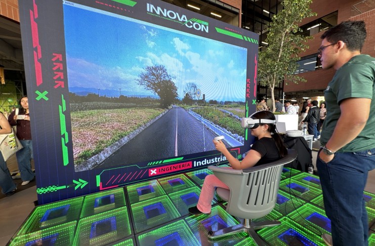 Universidad del Valle reunió proyectos, talento y conocimientos en la InnovaCon Una chica sentada y con gafas de realidad virtual frente a una pantalla que muestra su visión en un proyecto captado por los estudiantes.