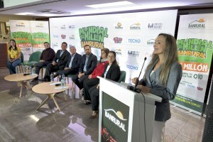 Lisa Villanueva, de Chispuditos, agradeció ante los medios de comunicación y autoridades de BANRURAL por el donativo que impulsará las acciones contra la desnutrición infantil. Foto: José Orozco / La Hora.