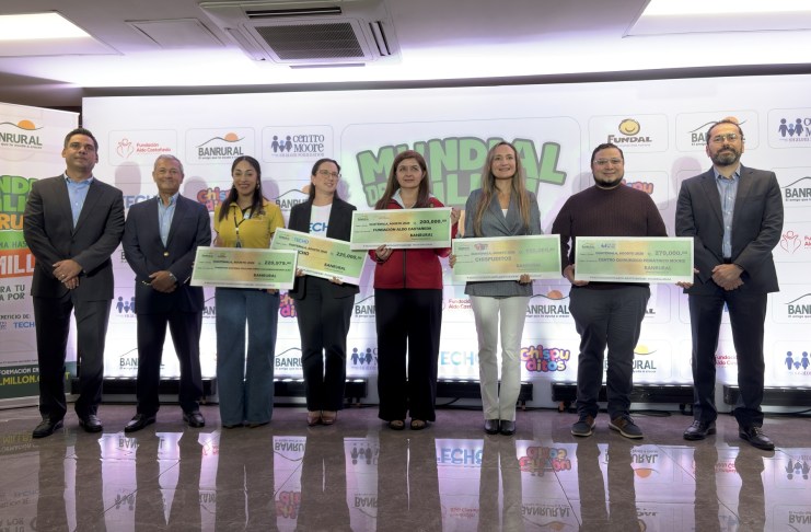 BANRURAL hizo entrega de cheques simbólicos de los donativos para cinco organizaciones benéficas. Foto: José Orozco / La Hora.