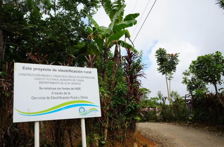 148 familias de Purahub, Cobán, ya cuentan con energía eléctrica tras un proyecto de electrificación rural.