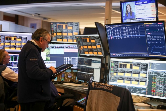Wall Street abre mixto, casi plano, a la espera del acuerdo entre EEUU e Irán sobre Ormuz La compañía ha registrado pérdidas de USD 11 mil millones; sin embargo, sus ganancias subieron 25%. Foto La Hora: EFE