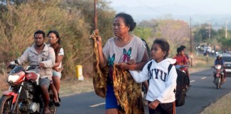 El terremoto obligó a miles de personas a evacuar de la Isla de Flores. Foto La Hora: EFE