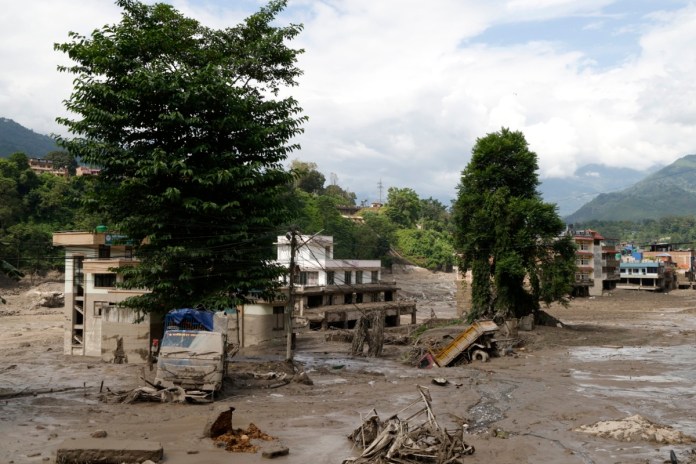 Al menos 16 personas murieron en Nepal debido a la fuerte inundación que arrasó varias localidades cercanas a la frontera con el Tíbet, China.