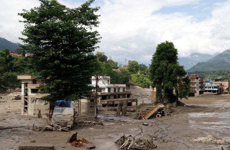 Al menos 16 personas murieron en Nepal debido a la fuerte inundación que arrasó varias localidades cercanas a la frontera con el Tíbet, China.