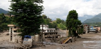 Inundación en Nepal deja al menos 16 muertos; autoridades temen que la cifra aumente Al menos 16 personas murieron en Nepal debido a la fuerte inundación que arrasó varias localidades cercanas a la frontera con el Tíbet, China.