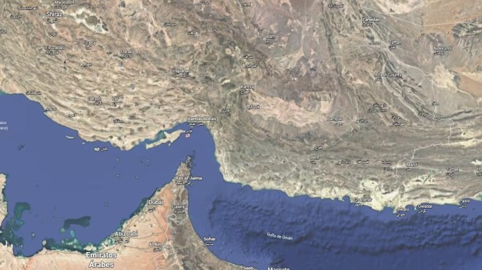 En un comunicado difundido por las agencias iraníes Fars y Tasnim, vinculadas a la Guardia Revolucionaria, un portavoz de este cuerpo de élite aseguró que esta "agresión terrorista" será "castigada". El mensaje indica que el ataque fue perpetrado con drones y que dejó muertos y heridos, sin especificar las cifras. La isla de Larak se encuentra cerca del estrecho de Ormuz, lugar estratégico para el tránsito de petróleo global y escenario de disputa entre Irán y Estados Unidos desde el inicio de la guerra. En otro comunicado posterior, un portavoz de la Guardia Revolucionaria tachó el ataque de "error estratégico y fatal". La televisión catarí Al Jazeera había recogido previamente la información de un oficial del Ejército estadounidense que aseguraba que el objetivo de Washington eran dos lanzacohetes iraníes apostados en la isla. El de hoy es el primer ataque del que se tiene constancia desde finales de julio, cuando los medios informaron de bombardeos contra decenas de objetivos militares de la Guardia Revolucionaria iraní. Tras el colapso de las conversaciones para alcanzar la paz y tras expirar el alto el fuego y el plazo de 60 días para tratar de lograr una salida negociada al conflicto, Washington anunció un nuevo y severo paquete de sanciones contra Teherán, apuntando a que su Administración iba a optar principalmente por la presión económica. Sin embargo, el secretario de Guerra estadounidense, Pete Hegseth, salió después al paso para aclarar que el Pentágono no descartaba seguir llevando a cabo "ataques cinéticos" si fuera necesario.