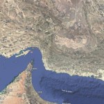 En un comunicado difundido por las agencias iraníes Fars y Tasnim, vinculadas a la Guardia Revolucionaria, un portavoz de este cuerpo de élite aseguró que esta "agresión terrorista" será "castigada". El mensaje indica que el ataque fue perpetrado con drones y que dejó muertos y heridos, sin especificar las cifras. La isla de Larak se encuentra cerca del estrecho de Ormuz, lugar estratégico para el tránsito de petróleo global y escenario de disputa entre Irán y Estados Unidos desde el inicio de la guerra. En otro comunicado posterior, un portavoz de la Guardia Revolucionaria tachó el ataque de "error estratégico y fatal". La televisión catarí Al Jazeera había recogido previamente la información de un oficial del Ejército estadounidense que aseguraba que el objetivo de Washington eran dos lanzacohetes iraníes apostados en la isla. El de hoy es el primer ataque del que se tiene constancia desde finales de julio, cuando los medios informaron de bombardeos contra decenas de objetivos militares de la Guardia Revolucionaria iraní. Tras el colapso de las conversaciones para alcanzar la paz y tras expirar el alto el fuego y el plazo de 60 días para tratar de lograr una salida negociada al conflicto, Washington anunció un nuevo y severo paquete de sanciones contra Teherán, apuntando a que su Administración iba a optar principalmente por la presión económica. Sin embargo, el secretario de Guerra estadounidense, Pete Hegseth, salió después al paso para aclarar que el Pentágono no descartaba seguir llevando a cabo "ataques cinéticos" si fuera necesario.