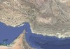 En un comunicado difundido por las agencias iraníes Fars y Tasnim, vinculadas a la Guardia Revolucionaria, un portavoz de este cuerpo de élite aseguró que esta "agresión terrorista" será "castigada". El mensaje indica que el ataque fue perpetrado con drones y que dejó muertos y heridos, sin especificar las cifras. La isla de Larak se encuentra cerca del estrecho de Ormuz, lugar estratégico para el tránsito de petróleo global y escenario de disputa entre Irán y Estados Unidos desde el inicio de la guerra. En otro comunicado posterior, un portavoz de la Guardia Revolucionaria tachó el ataque de "error estratégico y fatal". La televisión catarí Al Jazeera había recogido previamente la información de un oficial del Ejército estadounidense que aseguraba que el objetivo de Washington eran dos lanzacohetes iraníes apostados en la isla. El de hoy es el primer ataque del que se tiene constancia desde finales de julio, cuando los medios informaron de bombardeos contra decenas de objetivos militares de la Guardia Revolucionaria iraní. Tras el colapso de las conversaciones para alcanzar la paz y tras expirar el alto el fuego y el plazo de 60 días para tratar de lograr una salida negociada al conflicto, Washington anunció un nuevo y severo paquete de sanciones contra Teherán, apuntando a que su Administración iba a optar principalmente por la presión económica. Sin embargo, el secretario de Guerra estadounidense, Pete Hegseth, salió después al paso para aclarar que el Pentágono no descartaba seguir llevando a cabo "ataques cinéticos" si fuera necesario.