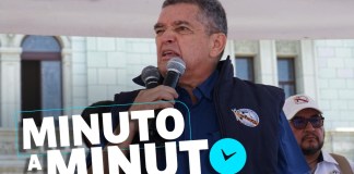 Joviel Acevedo, durante la manifestación del STEG, se dirige a las decenas de maestros presentes en la Plaza de la Constitución.