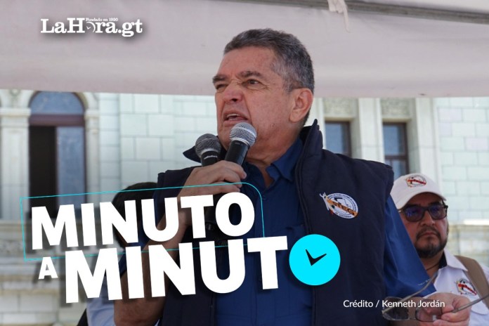 Joviel Acevedo STEG Joviel Acevedo, durante la manifestación del STEG, se dirige a las decenas de maestros presentes en la Plaza de la Constitución.