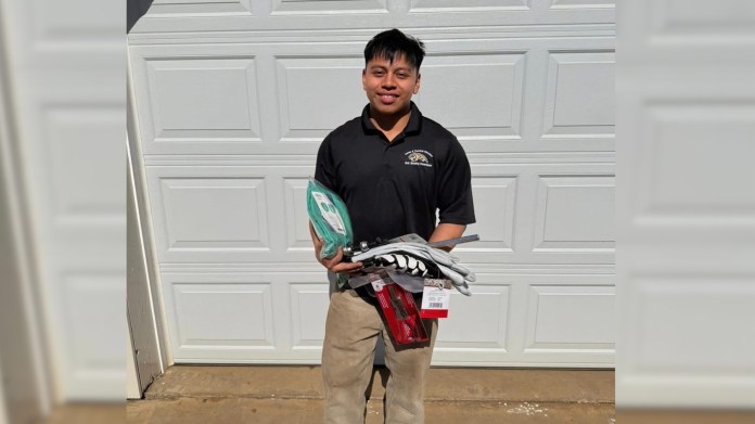 Juan Alberto Quim, el guatemalteco de 19 años recién graduado de secundaria que fue deportado. Foto La Hora: Fox54