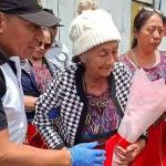 Juana Santiago Chel abandona el hospital con un ramo de flores en las manos tras recibir el alta médica. Según medios locales de Quiché, continuará su recuperación en la vivienda de una de sus hijas mientras su defensa prepara acciones legales por el desalojo.