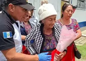 Juana Santiago, la adulta mayor desalojada de su vivienda en Nebaj, sale del hospital