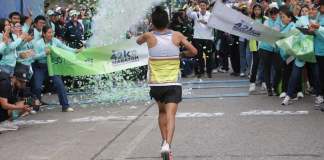 Con cohetillos reciben al sololateco Williams Julajuj, campeón de la 42K en Guatemala Williams Julajuj