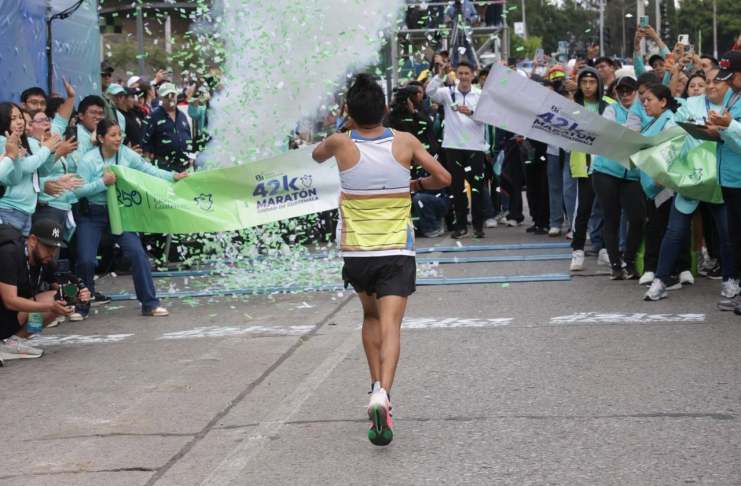 Con cohetillos reciben al sololateco Williams Julajuj, campeón de la 42K en Guatemala Williams Julajuj