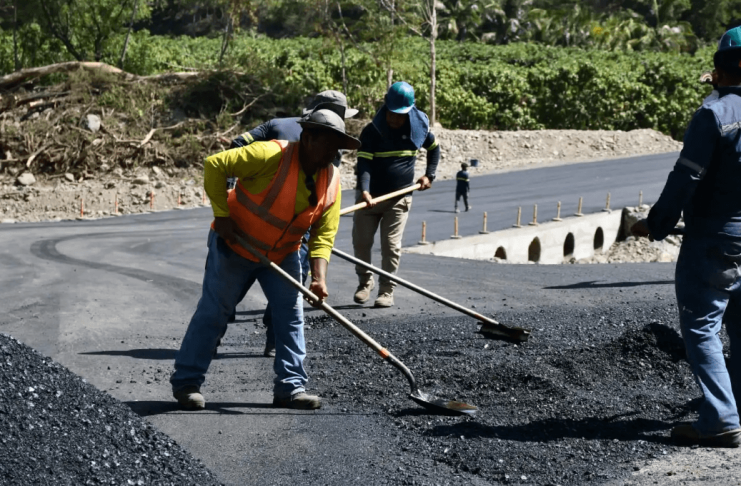 Más de 500 toneladas de materiales son movilizadas al km 111 de la CA-9 Norte. Foto La Hora: CIV.