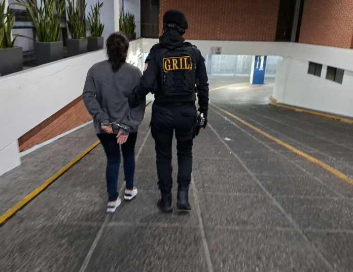Yolanda “N”, alias “La China”, capturada por la PNC, ingresa a los tribunales para enfrentar el proceso judicial en su contra.