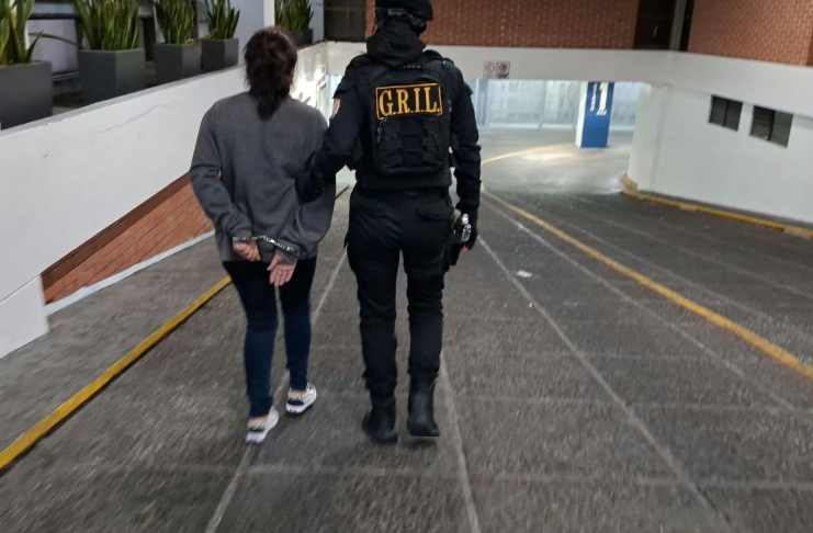 Yolanda “N”, alias “La China”, capturada por la PNC, ingresa a los tribunales para enfrentar el proceso judicial en su contra.