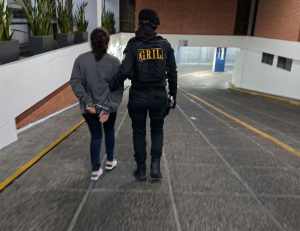Capturan a alias “La China”, requerida por extorsión, tras alerta por anotación de placas de autobuses