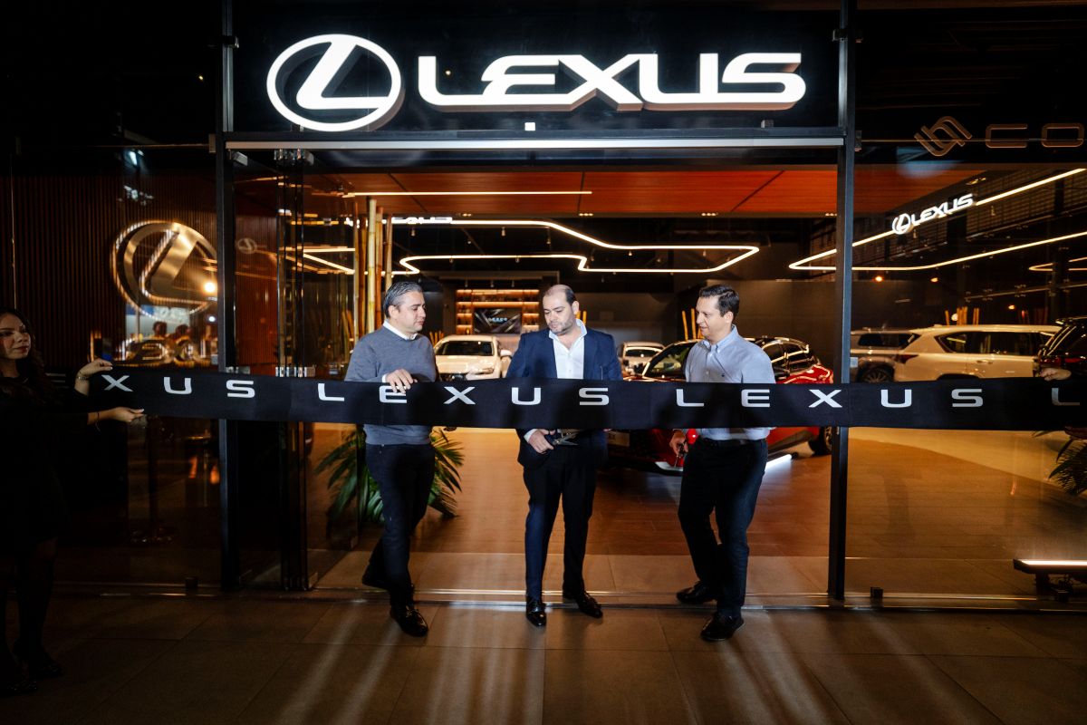 Joaquín Novales, Gerente de marca de Lexus, Carlos Chacón, Director de categoría de la marca y el Gerente de Toyota, participaron de la inauguración de la nueva sala de ventas de la marca. Foto La Hora: Cortesía Lexus.