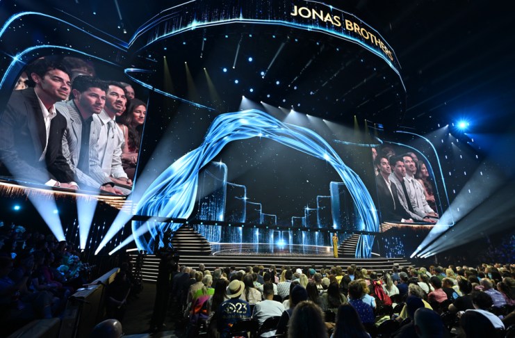 La estrella estadounidense Anne Hathaway, los músicos Jonas Brothers y el actor Dwayne Johson consagraron su legado como Leyendas de Disney durante el cierre de la convención D23 del conglomerado mediático. Foto La Hora: EFE