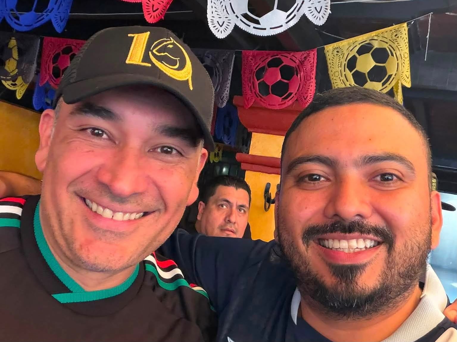 Luis Aguirre y Brian Corado Cerón comparten durante una actividad realizada en el contexto del Mundial de fútbol.