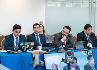 Edwin Chavajay (al centro, a la derecha), secretario general del Ministerio Público, y Elvyn Díaz, director de la Copadeh, durante la intervención del Estado de Guatemala en la audiencia de la CIDH sobre el fortalecimiento institucional del MP, celebrada en Washington.