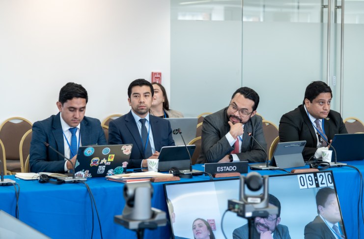 Edwin Chavajay (al centro, a la derecha), secretario general del Ministerio Público, y Elvyn Díaz, director de la Copadeh, durante la intervención del Estado de Guatemala en la audiencia de la CIDH sobre el fortalecimiento institucional del MP, celebrada en Washington.
