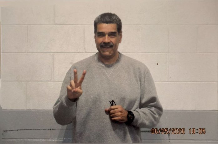 Nicolás Maduro posa con ambas manos en señal de paz en una de las fotografías que compartió este sábado en su cuenta de X.