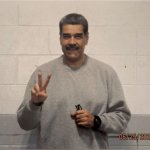 Nicolás Maduro posa con ambas manos en señal de paz en una de las fotografías que compartió este sábado en su cuenta de X.