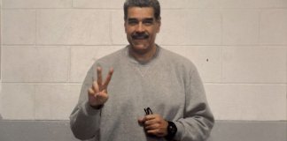 Maduro publica primeras fotos desde la cárcel en medio de la nueva etapa política de Venezuela Nicolás Maduro posa con ambas manos en señal de paz en una de las fotografías que compartió este sábado en su cuenta de X.
