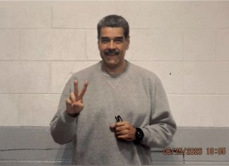 Maduro publica primeras fotos desde la cárcel en medio de la nueva etapa política de Venezuela Nicolás Maduro posa con ambas manos en señal de paz en una de las fotografías que compartió este sábado en su cuenta de X.