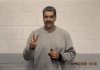Nicolás Maduro posa con ambas manos en señal de paz en una de las fotografías que compartió este sábado en su cuenta de X.