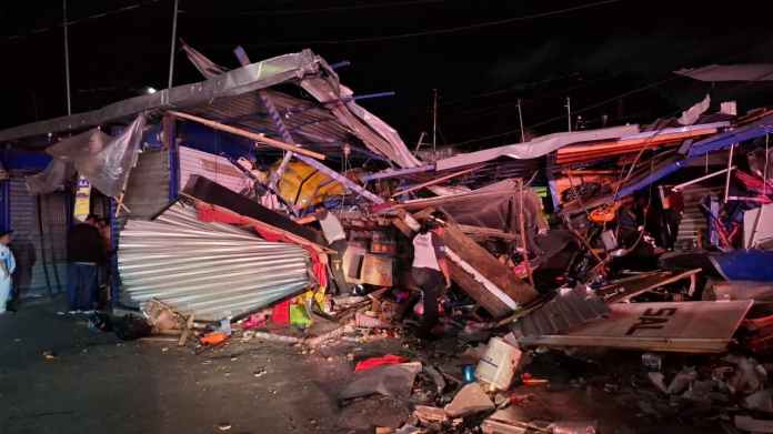 Tráiler se empotra contra varias ventas del Mercado de Villa Nueva; conductor habría huido. Foto La Hora: PMT de Villa Nueva.