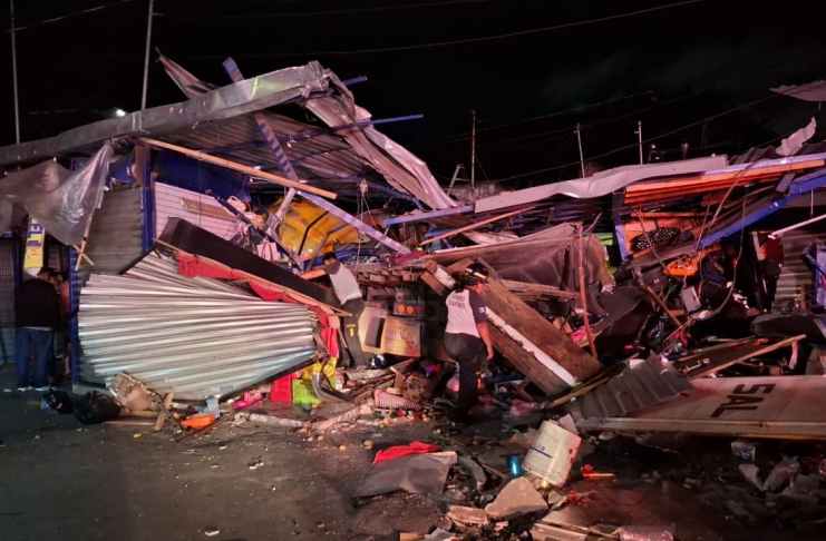 Tráiler se empotra contra varias ventas del Mercado de Villa Nueva; conductor habría huido. Foto La Hora: PMT de Villa Nueva.