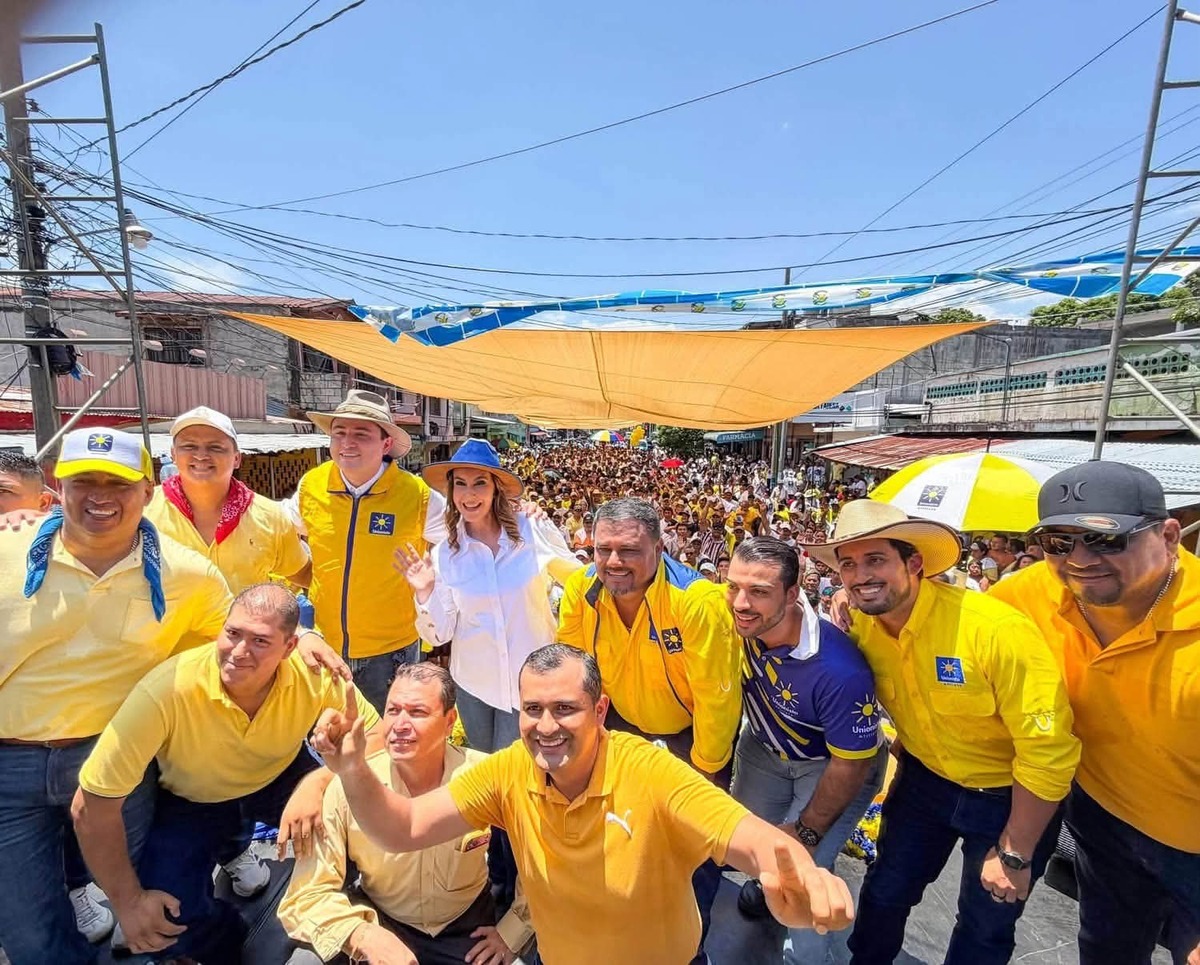 Zury Ríos en una actividad del partido Unionista que se desarrolló en Santa Rosa, en la foto Sebastián Siero, así como Napoleón Rojas y Ricardo Leonel Martínez Alarcón, ambos diputados. Foto redes sociales