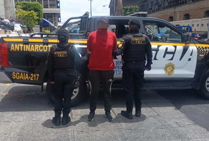 Agentes de la PNC capturaron a dos hombres requeridos por la justicia durante los operativos del Plan Anillo de Contención en el barrio El Gallito, zona 3 de la capital.