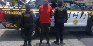 Agentes de la PNC capturaron a dos hombres requeridos por la justicia durante los operativos del Plan Anillo de Contención en el barrio El Gallito, zona 3 de la capital.