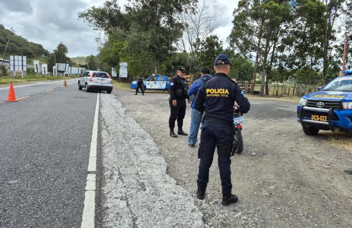 Nueva modalidad utilizada por estructuras delictivas para evadir los controles policiales. Foto La Hora: PNC.