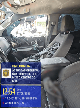 Arma localizada en el interior del vehc&iacute;culo. Foto La Hora: PNC.